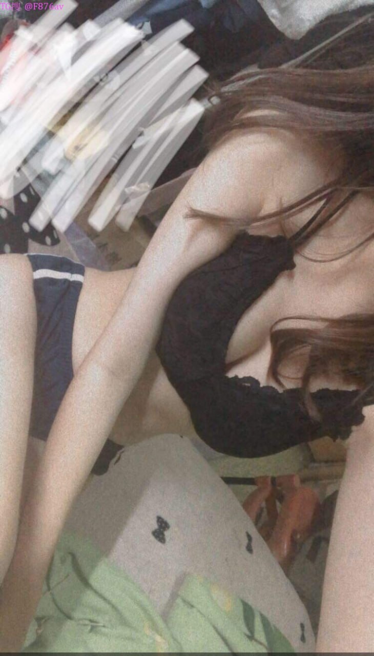 Chồng yêu đi làm Người vợ ở nhà một mình bị gã công nhân biến thái để mắt đến