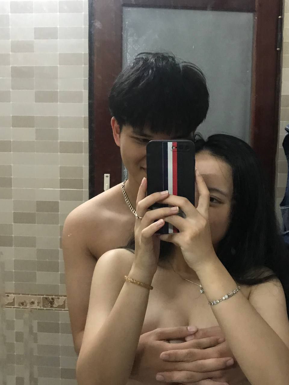 Cô gái trẻ đẹp KTV đáp trả fan nam, ông già sắt khá ngại ngùng, quay lưng về phía máy quay, cởi quần ăn j8